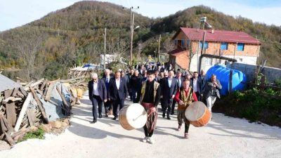 zurna ile karşılanan Başkan Kul, coşkulu kalabalığa hitaben, “Bizim için