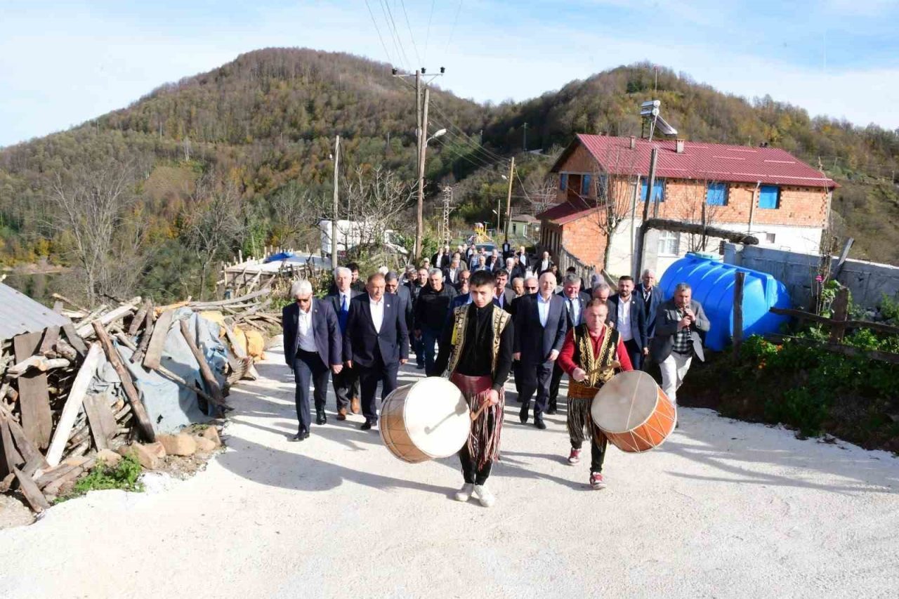 zurna ile karşılanan Başkan Kul, coşkulu kalabalığa hitaben, “Bizim için