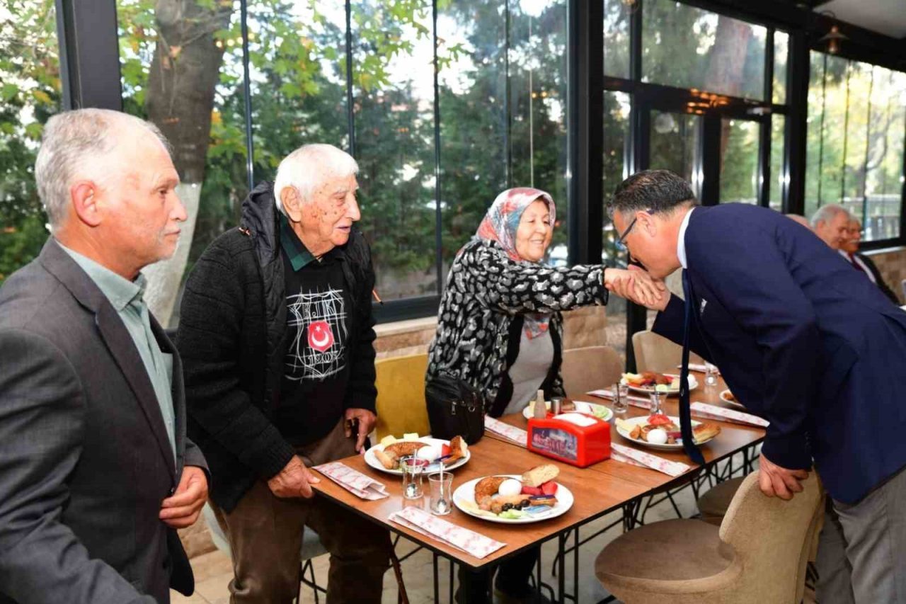 Alaşehir Belediye Başkanı Ahmet Öküzcüoğlu, 24 Kasım Öğretmenler Günü dolayısıyla