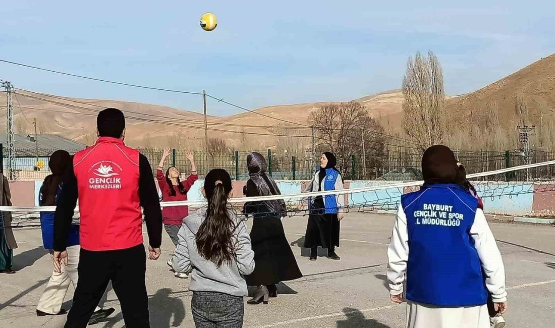 Öğretmenler Günü dolayısıyla Kırkpınar İmam Hatip Ortaokulunu ziyaret ederek, öğretmenlerin