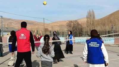 Öğretmenler Günü dolayısıyla Kırkpınar İmam Hatip Ortaokulunu ziyaret ederek, öğretmenlerin