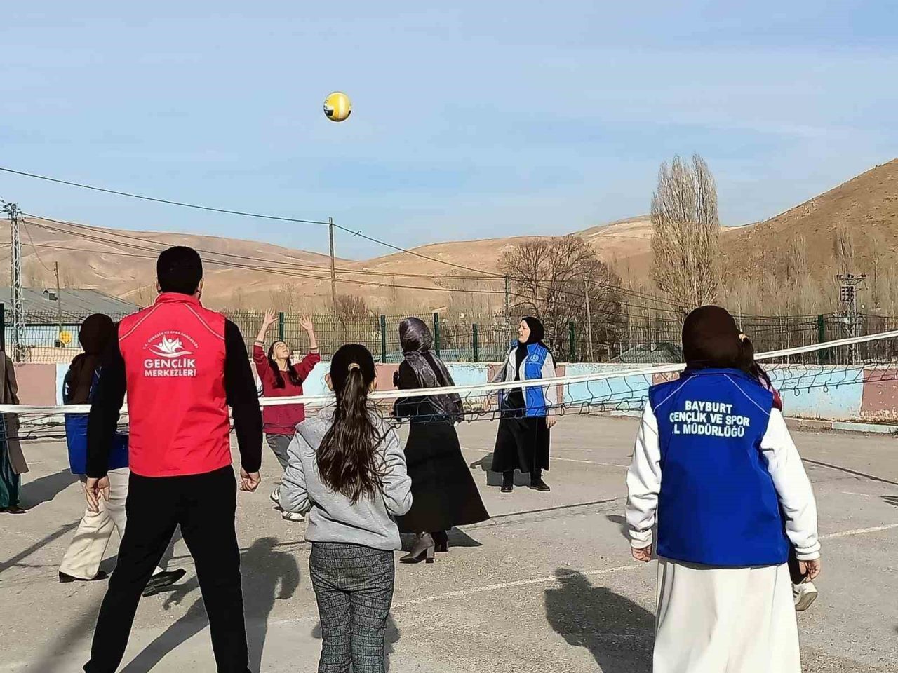 Öğretmenler Günü dolayısıyla Kırkpınar İmam Hatip Ortaokulunu ziyaret ederek, öğretmenlerin