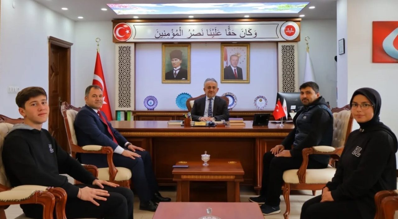 Bayburt Lisesi, Filistin ve Gazze’deki mazlumların yararına yardım kampanyası düzenledi.