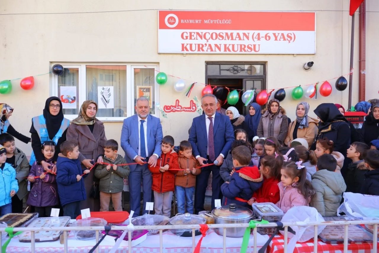Bayburt İl Müftülüğünce Filistin yararına hayır çarşısı etkinliği düzenledi. Genç
