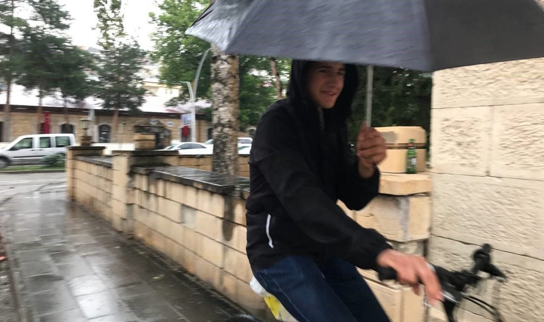 Bayburt ve çevresinde öğle saatlerinden itibaren aralıklı sağanak yağış bekleniyor.