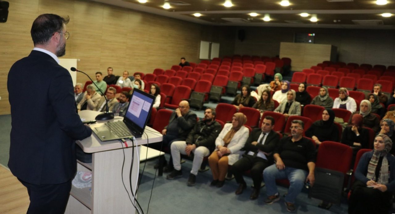 İl ve ilçe hastanelerinde hizmet kalitesini artırmak amacıyla sağlık çalışanlarına