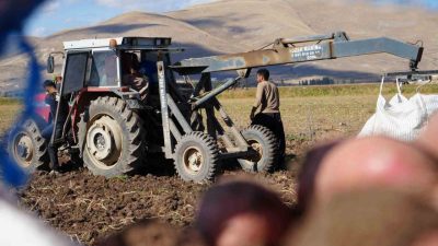 Bayburt’un en geniş tarım arazisine sahip köyü olan Çayıryolu’nda patates