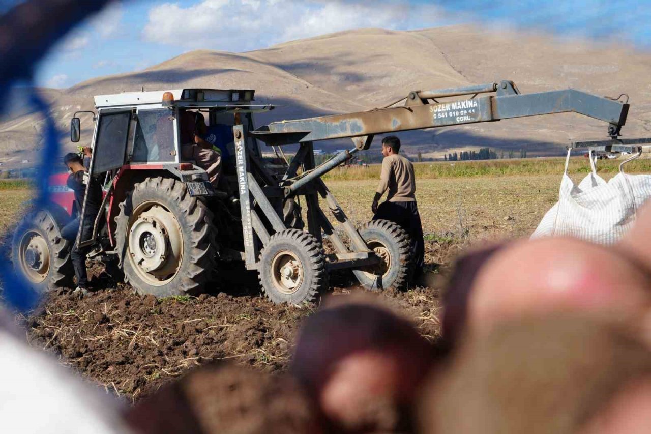 Bayburt’un en geniş tarım arazisine sahip köyü olan Çayıryolu’nda patates