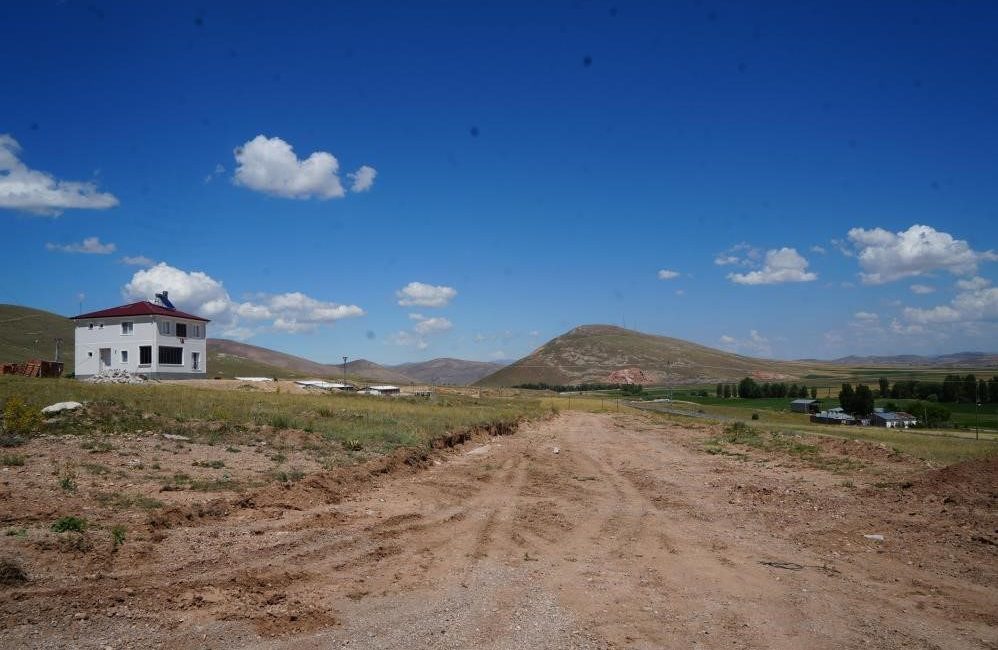Bayburt merkeze bağlı Çayıryolu köyünde uzun süredir beklenen TOKİ konut