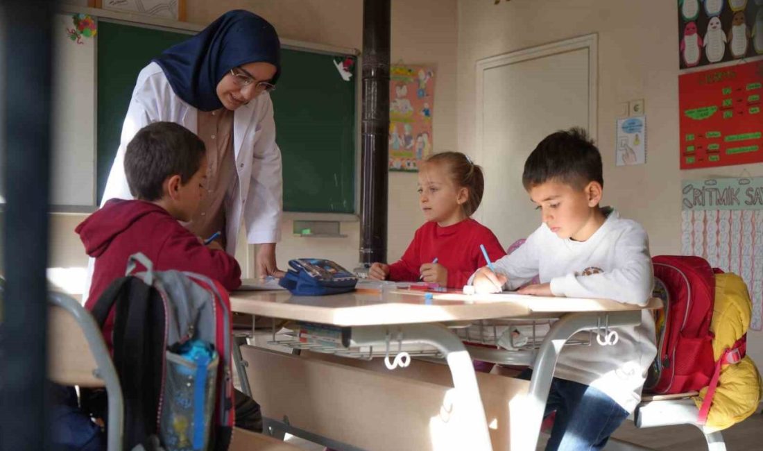 Bayburt’a 54 kilometre uzaklıkta bulunan Yoncalı köyünde sınıf öğretmeni olarak