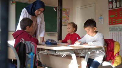 Bayburt’a 54 kilometre uzaklıkta bulunan Yoncalı köyünde sınıf öğretmeni olarak