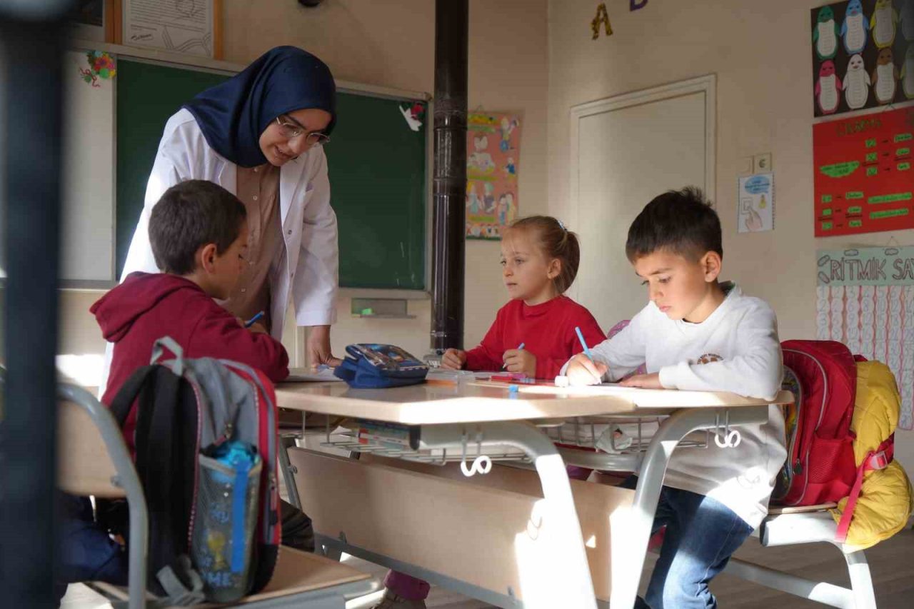 Bayburt’a 54 kilometre uzaklıkta bulunan Yoncalı köyünde sınıf öğretmeni olarak