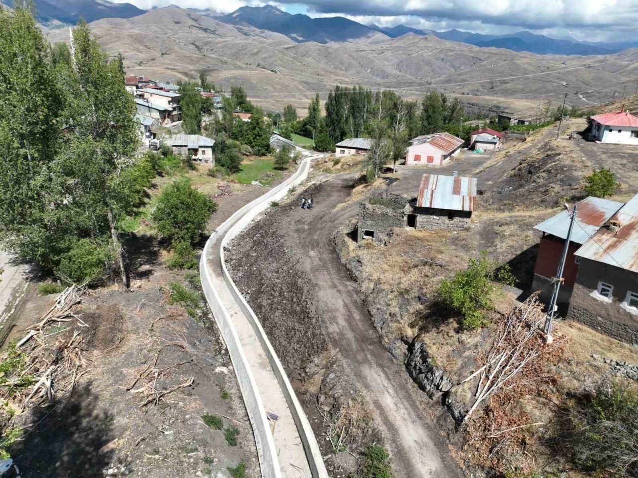 Bayburt merkeze bağlı Bayraktar köyündeki ‘Bayraktar Köyü İkmali’ taşkın kontrol