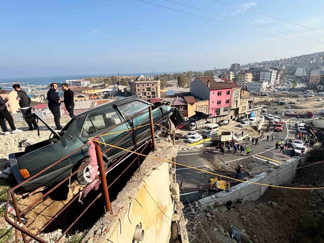 Trabzon’un Ortahisar ilçesinde belediyeye ait bir kamyonet, el freninin boşalması
