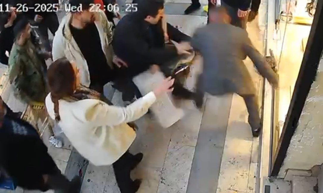 Gümüşhane’de boşanma aşamasındaki şahsın eşine bıçaklı saldırı anları güvenlik kamerasına