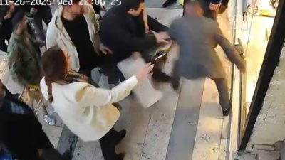 Gümüşhane’de boşanma aşamasındaki şahsın eşine bıçaklı saldırı anları güvenlik kamerasına