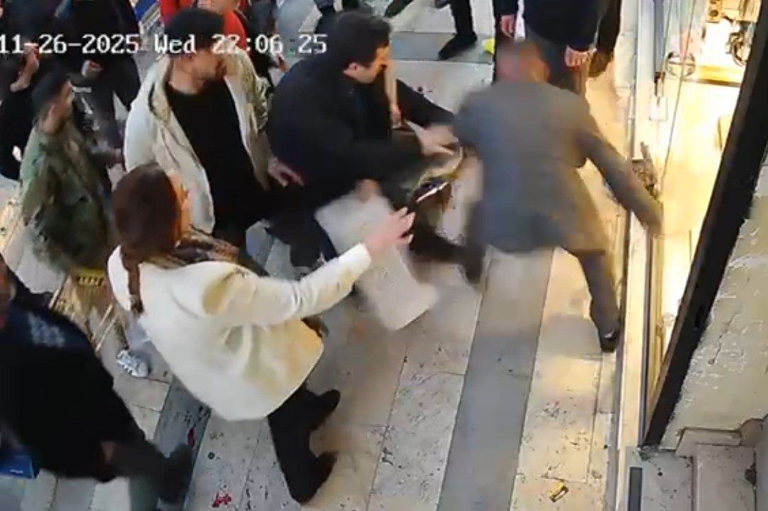 Gümüşhane’de boşanma aşamasındaki şahsın eşine bıçaklı saldırı anları güvenlik kamerasına