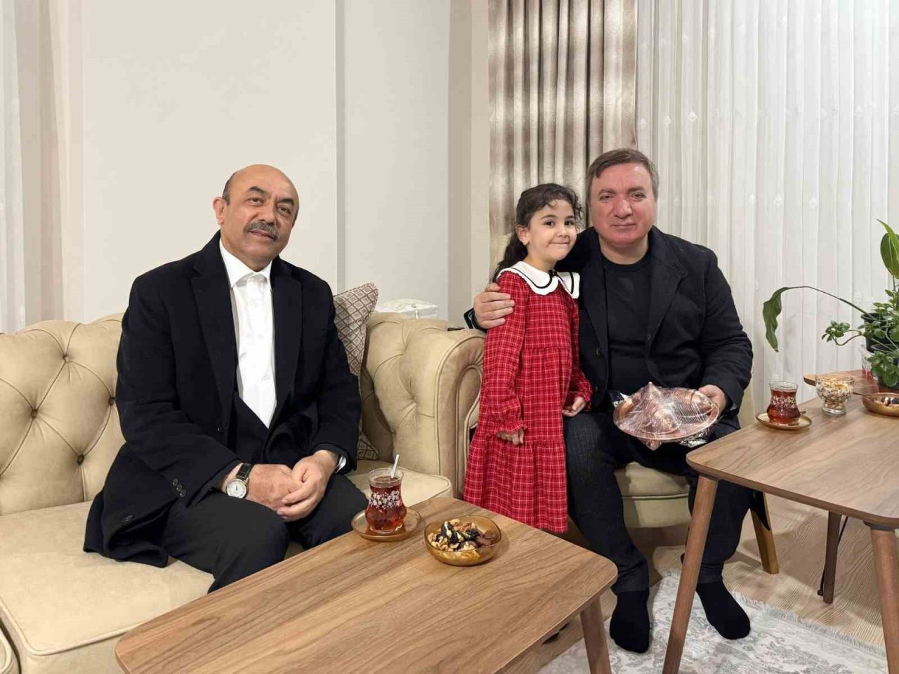 Erzincan’da sıcak buluşma yaşandı, Vali Hamza Aydoğdu minik Beyza’nın ailesini