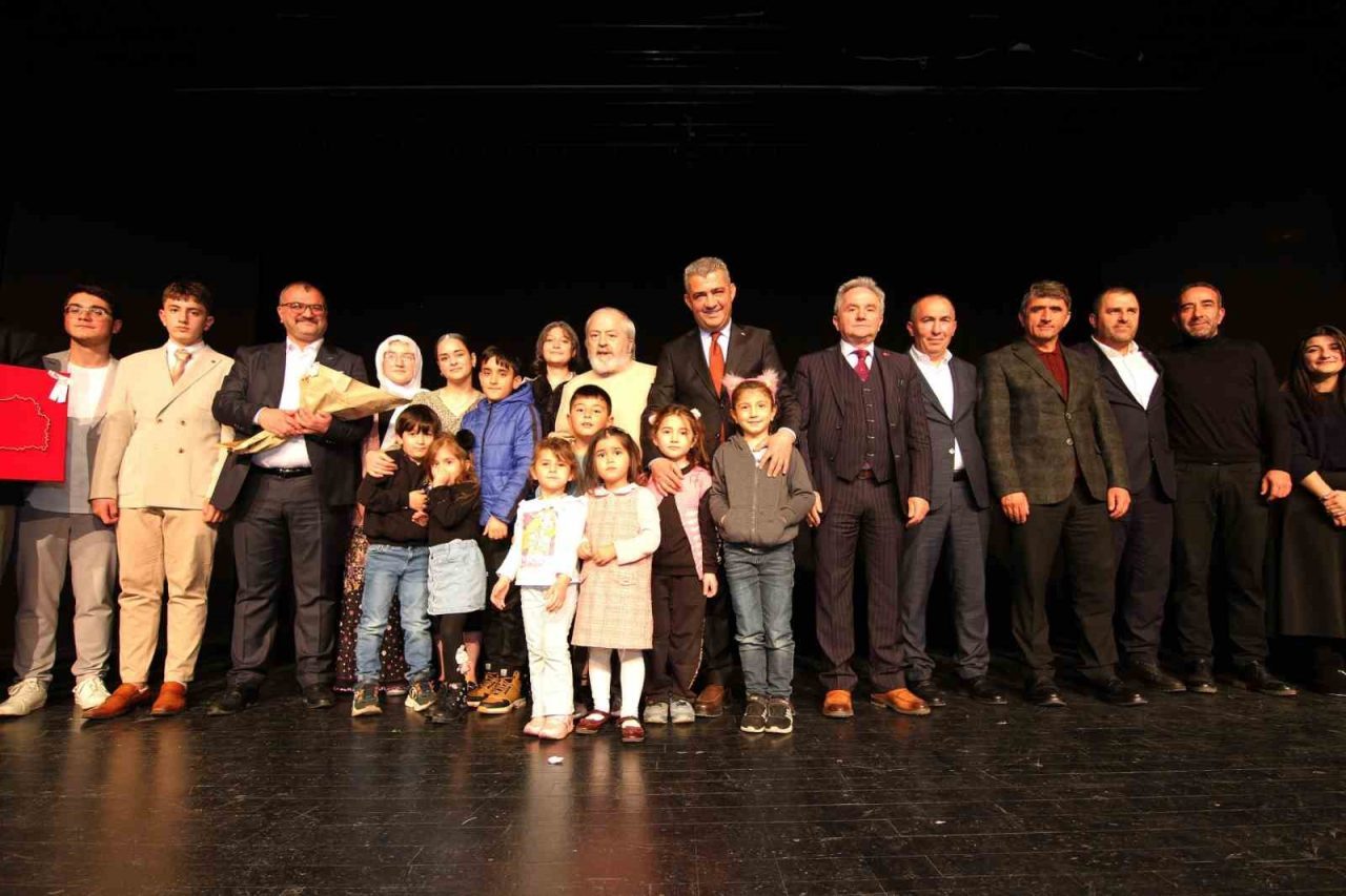 Erzurum’da “Bir Gün Değil Bir Gül’dür Öğretmen” isimli tiyatro gösterimi