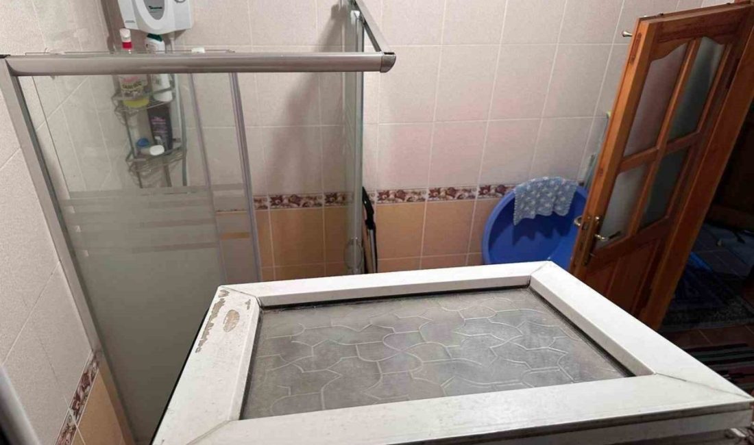 Trabzon’un Beşikdüzü ilçesinde gece saatlerinde bir eve giren maskeli şahıs,