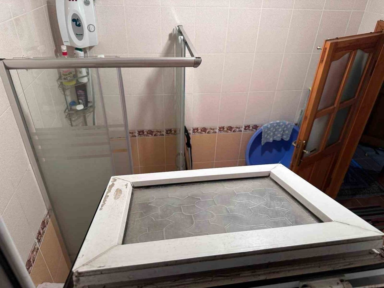 Trabzon’un Beşikdüzü ilçesinde gece saatlerinde bir eve giren maskeli şahıs,