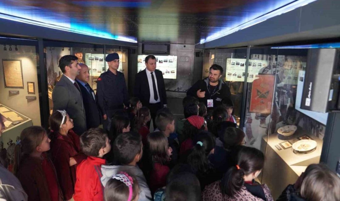 Bayburt’un Aydıntepe ilçesinde öğrencilere, Çanakkale Savaşları Mobil Müzesi gezdirildi. Aydıntepe