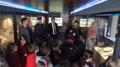 Bayburt’un Aydıntepe ilçesinde öğrencilere, Çanakkale Savaşları Mobil Müzesi gezdirildi. Aydıntepe