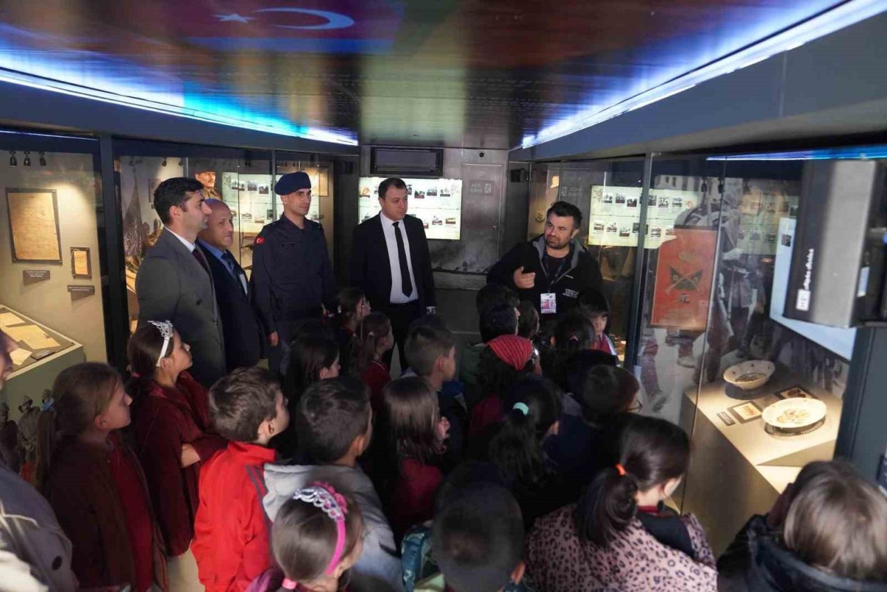 Bayburt’un Aydıntepe ilçesinde öğrencilere, Çanakkale Savaşları Mobil Müzesi gezdirildi. Aydıntepe