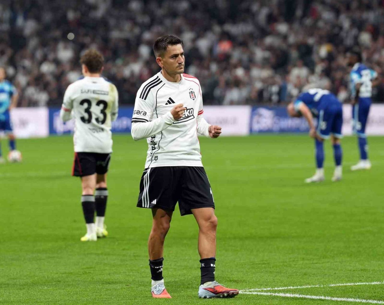 Beşiktaşlı futbolcu Cengiz Ünder, Samsunspor ağlarına attığı golle siyah-beyazlı formayla