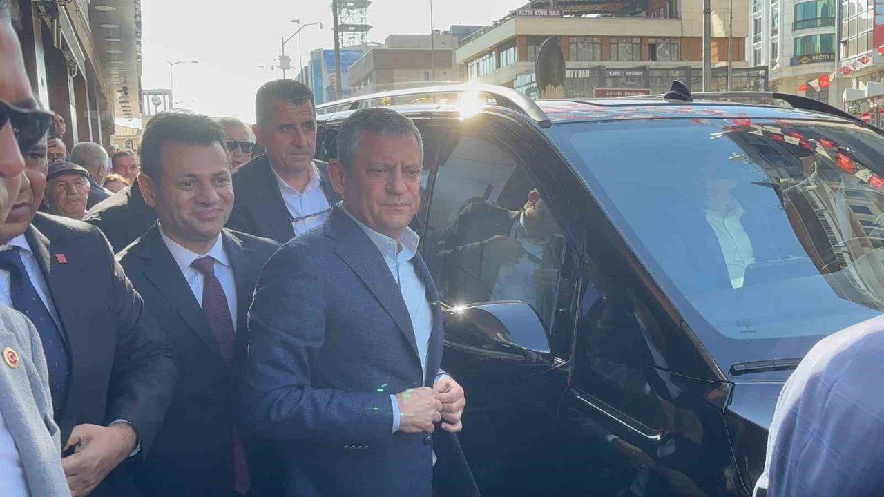 Cumhuriyet Halk Partisi (CHP) Genel Başkanı Özgür Özel, çeşitli programlara