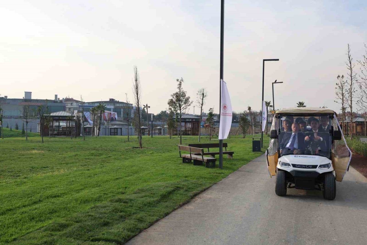 Cumhurbaşkanı Recep Tayyip Erdoğan, açılışına katıldığı Atatürk Havalimanı Millet Bahçesi’nde