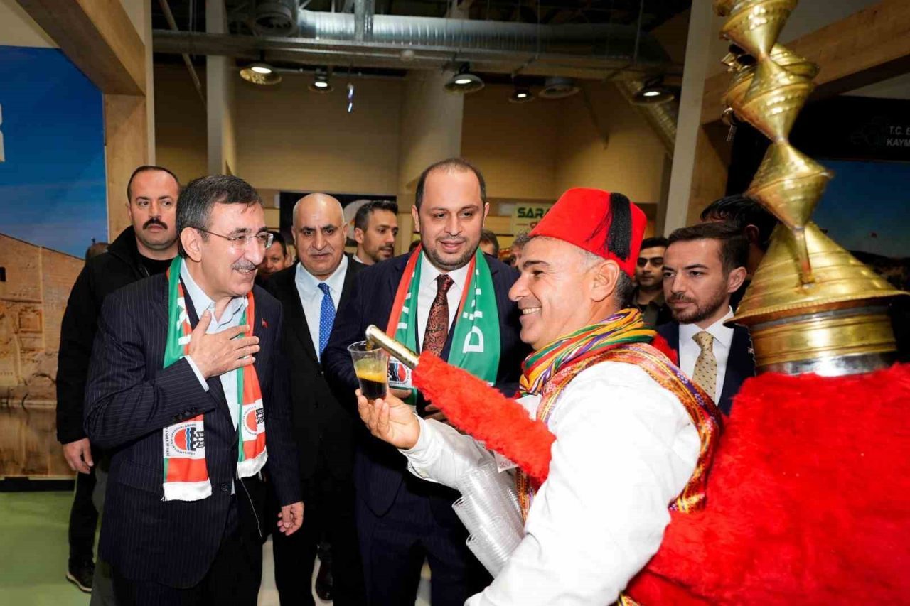 Cumhurbaşkanı Yardımcısı Cevdet Yılmaz, İstanbul’da düzenlenen Diyarbakır Tanıtım Günleri’ni ziyaret