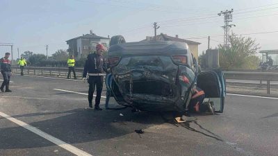 Sakarya’nın Pamukova ilçesi D-650 kara yolunda sürücüsünün kontrolünden çıkan otomobil