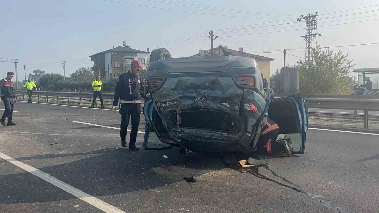 Sakarya’nın Pamukova ilçesi D-650 kara yolunda sürücüsünün kontrolünden çıkan otomobil