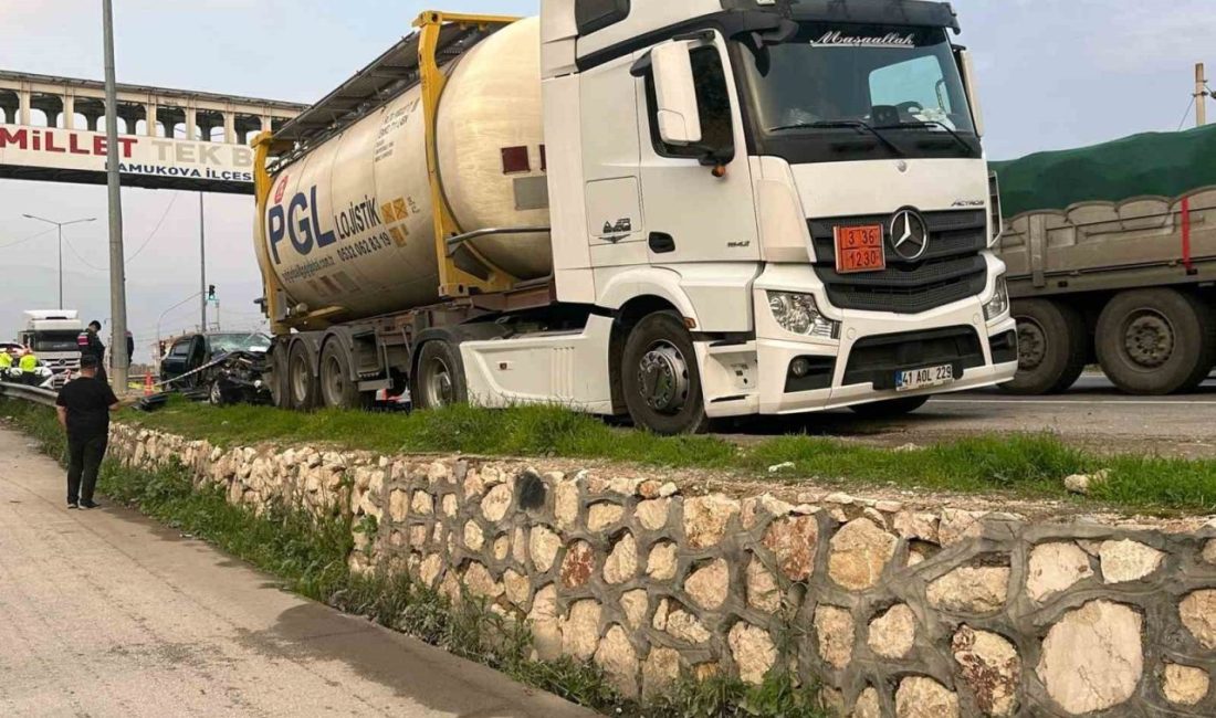 Sakarya’nın Pamukova ilçesi D-650 kara yolunda park halindeki tıra çarpan