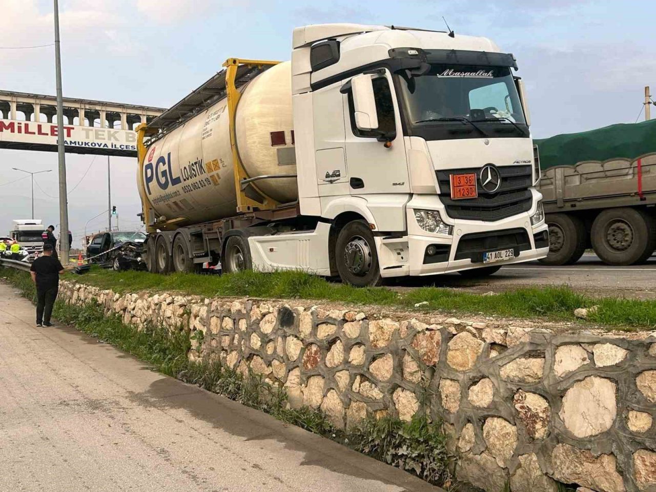 Sakarya’nın Pamukova ilçesi D-650 kara yolunda park halindeki tıra çarpan