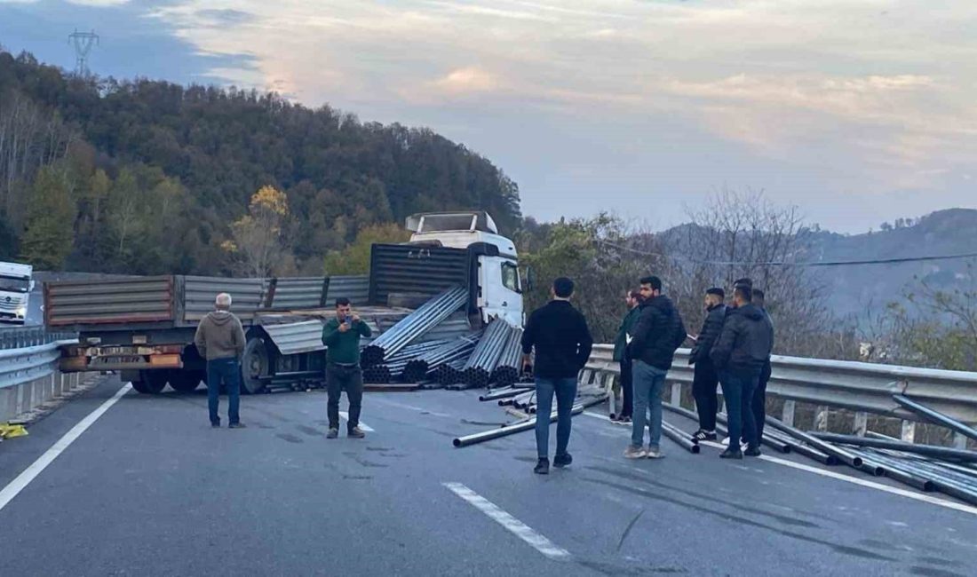Zonguldak-Ereğli karayolunda sürücüsünün kontrolünden çıkan tır bariyerlere çarptı. Çarpmanın etkisiyle