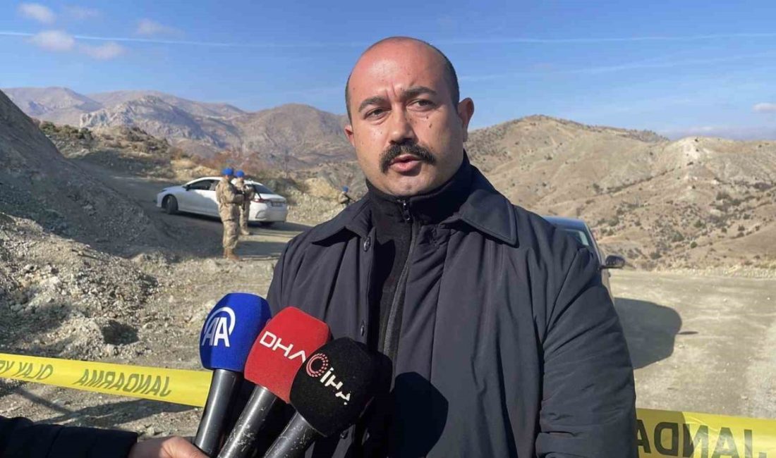 Divriği Belediye Başkanı Av. Cihan Deniz Akbaş, demin madeninde toprak