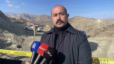 Divriği Belediye Başkanı Av. Cihan Deniz Akbaş, demin madeninde toprak