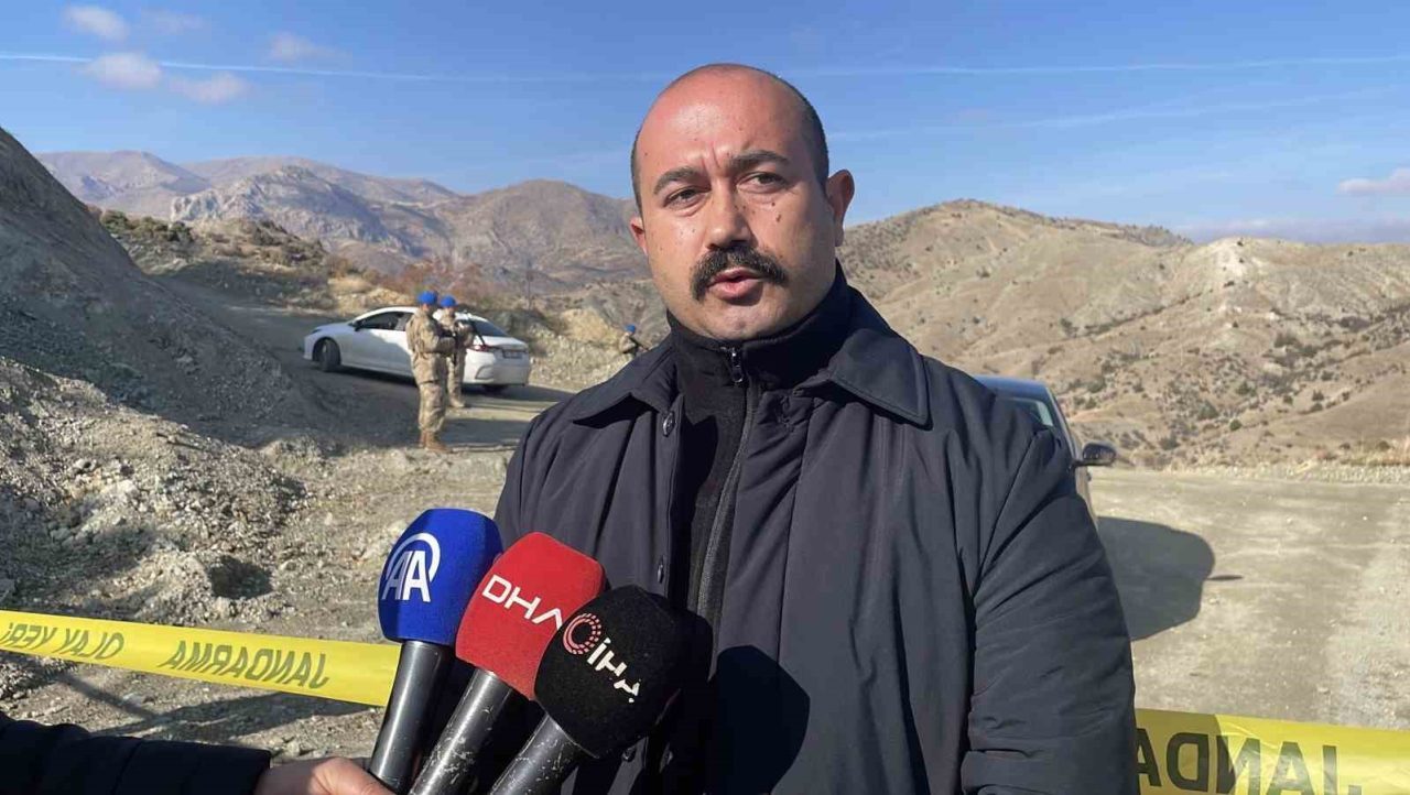 Divriği Belediye Başkanı Av. Cihan Deniz Akbaş, demin madeninde toprak