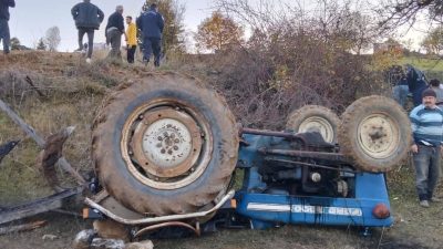 Kastamonu’da tarla sürdüğü sırada şarampole devrilen traktörün altında kalan sürücü