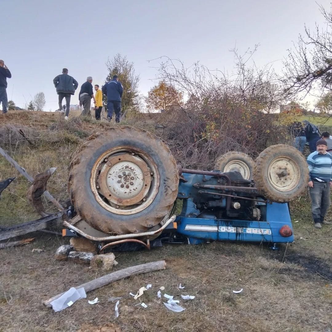 Kastamonu’da tarla sürdüğü sırada şarampole devrilen traktörün altında kalan sürücü
