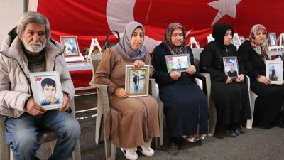 Diyarbakır’da eski HDP İl Başkanlığı binası önünde oturma eylemini sürdüren