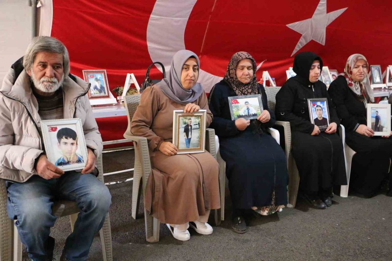 Diyarbakır’da eski HDP İl Başkanlığı binası önünde oturma eylemini sürdüren