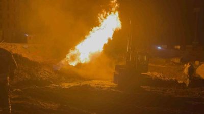 Hatay’da altyapı çalışmaları esnasında doğal gaz borusu patladı. Patlayan boruya