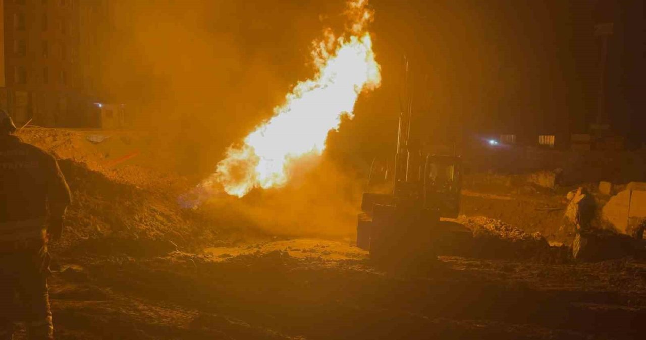 Hatay’da altyapı çalışmaları esnasında doğal gaz borusu patladı. Patlayan boruya