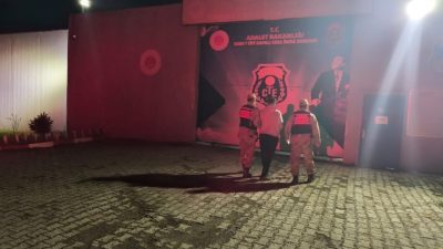 Dolandırıcılık suçundan aranan ve hakkında hapis cezası bulunan bir kişi