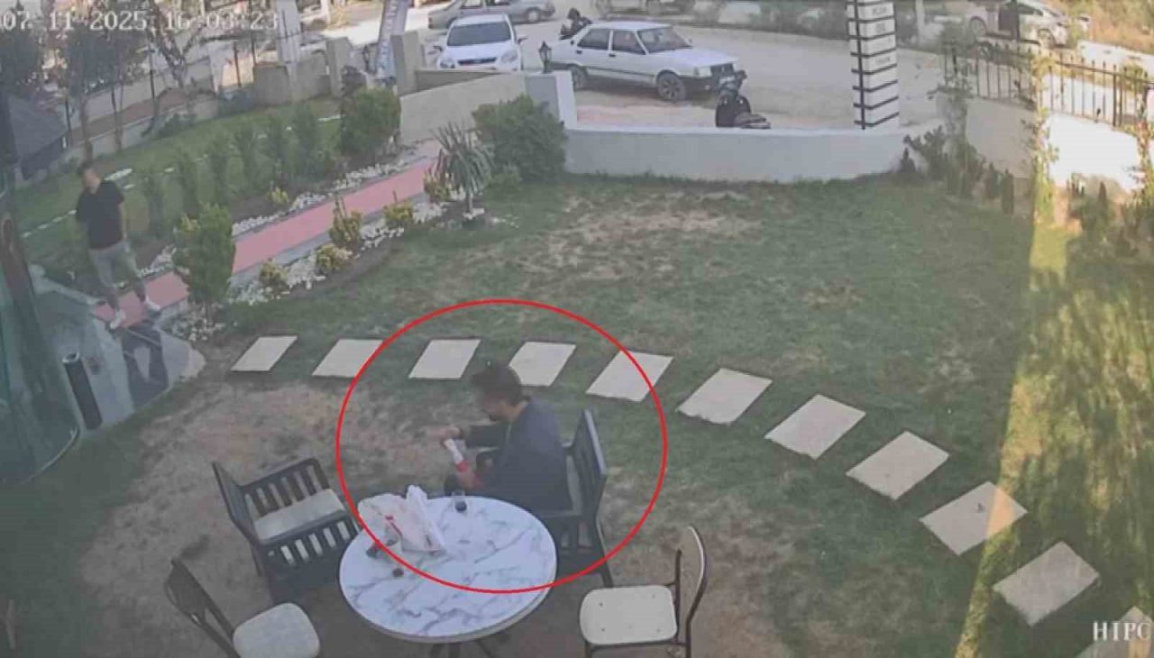 Hatay’da depreme döner yediği esnada yakalanan esnaf Cuma Karaahmetli’nin elindeki