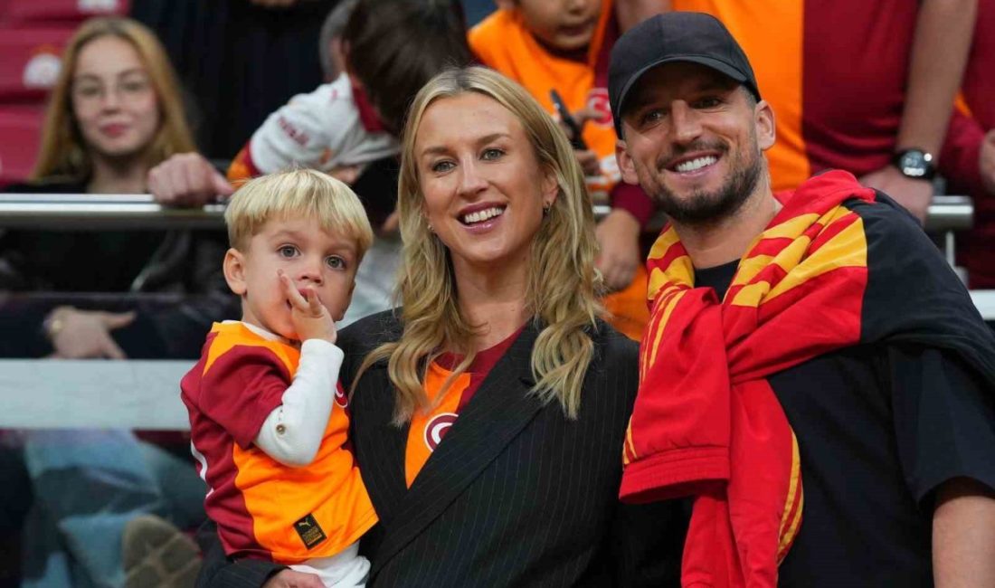 Galatasaray’ın eski futbolcusu Dries Mertens, ailesiyle birlikte Trabzonspor maçını izlemek