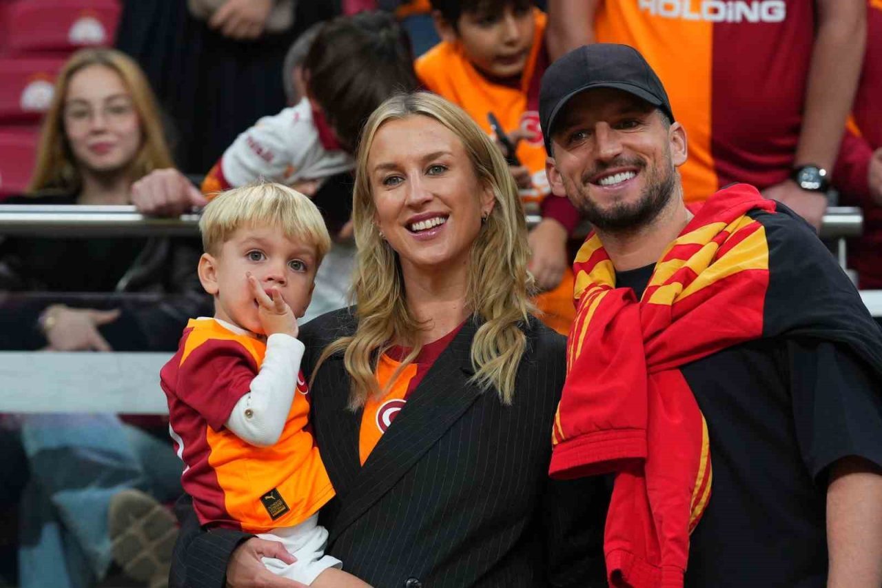 Galatasaray’ın eski futbolcusu Dries Mertens, ailesiyle birlikte Trabzonspor maçını izlemek